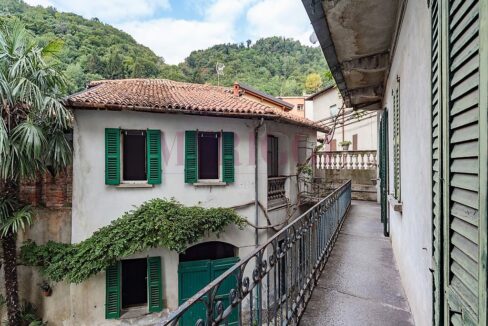 ballatoio e vista dependance- villa bonacina - airuno - via Dante - meriggi