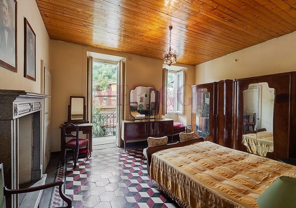 camera da letto con camino- villa bonacina - airuno - via Dante - meriggi