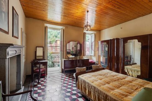 camera da letto con camino- villa bonacina - airuno - via Dante - meriggi