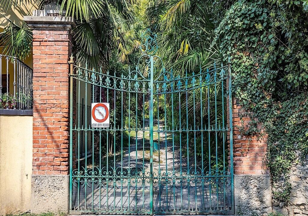 cancello antico di ingresso- villa bonacina - airuno - via Dante - meriggi