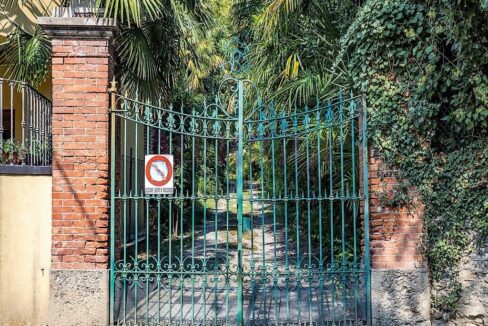 cancello antico di ingresso- villa bonacina - airuno - via Dante - meriggi