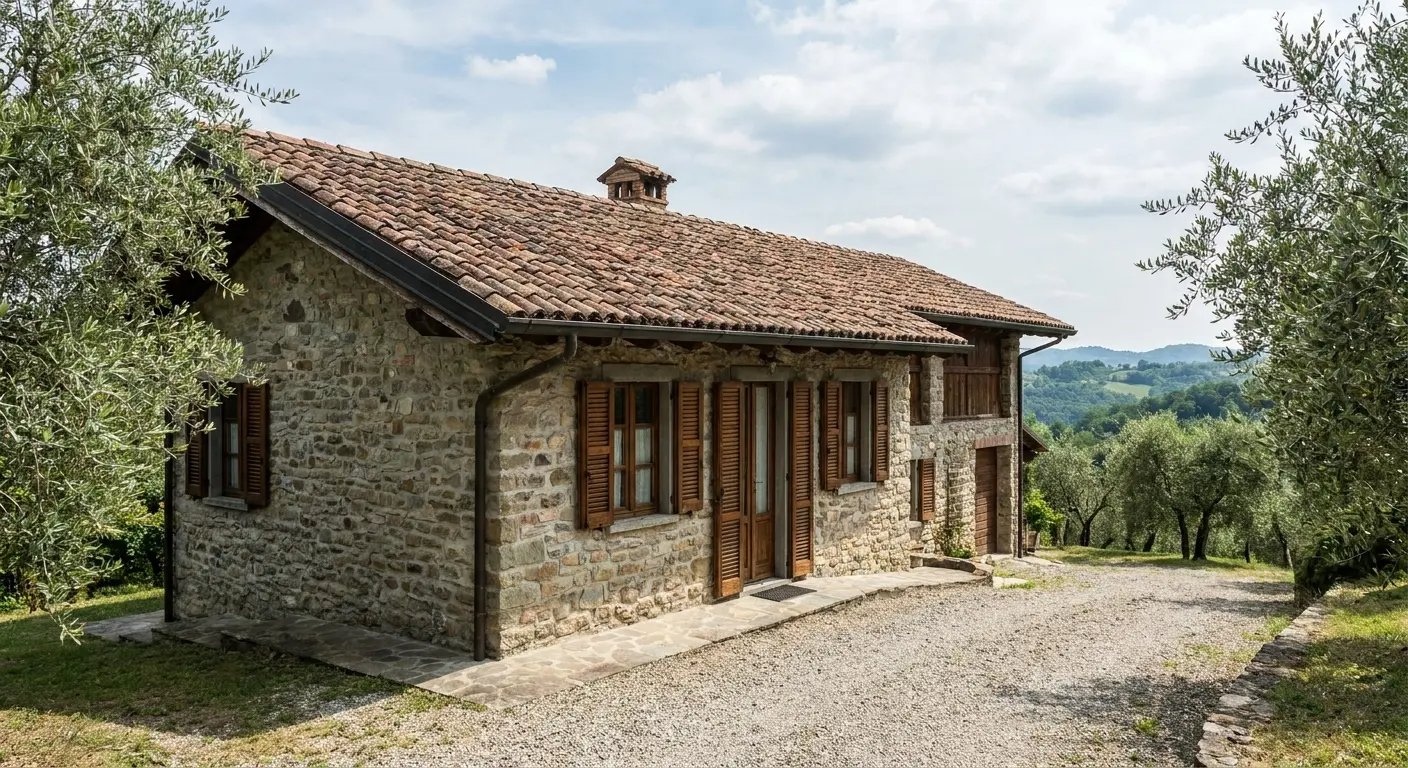Casale in pietra ristrutturato in Brianza con oliveto e colline sullo sfondo