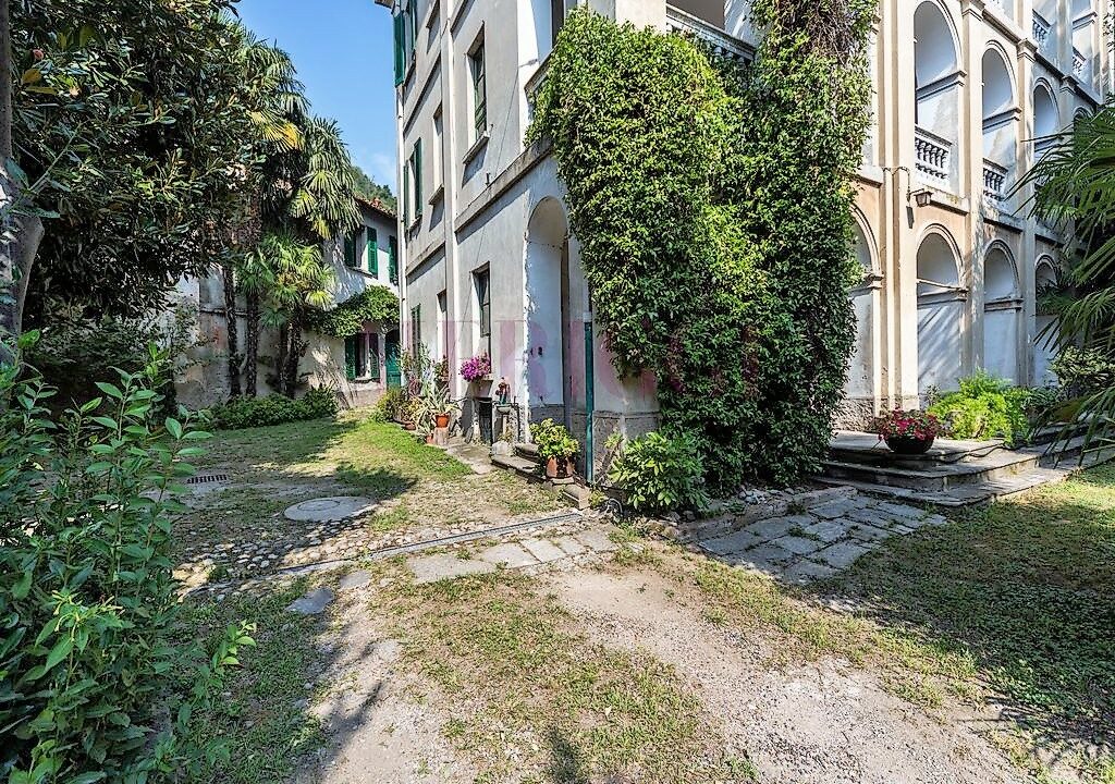 cortile e facciata villa- villa bonacina - airuno - via Dante - meriggi