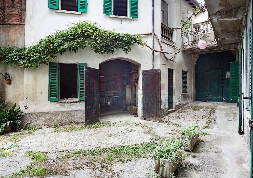 cortile e vista dependance- villa bonacina - airuno - via Dante - meriggi