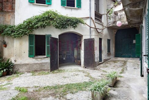 cortile e vista dependance- villa bonacina - airuno - via Dante - meriggi