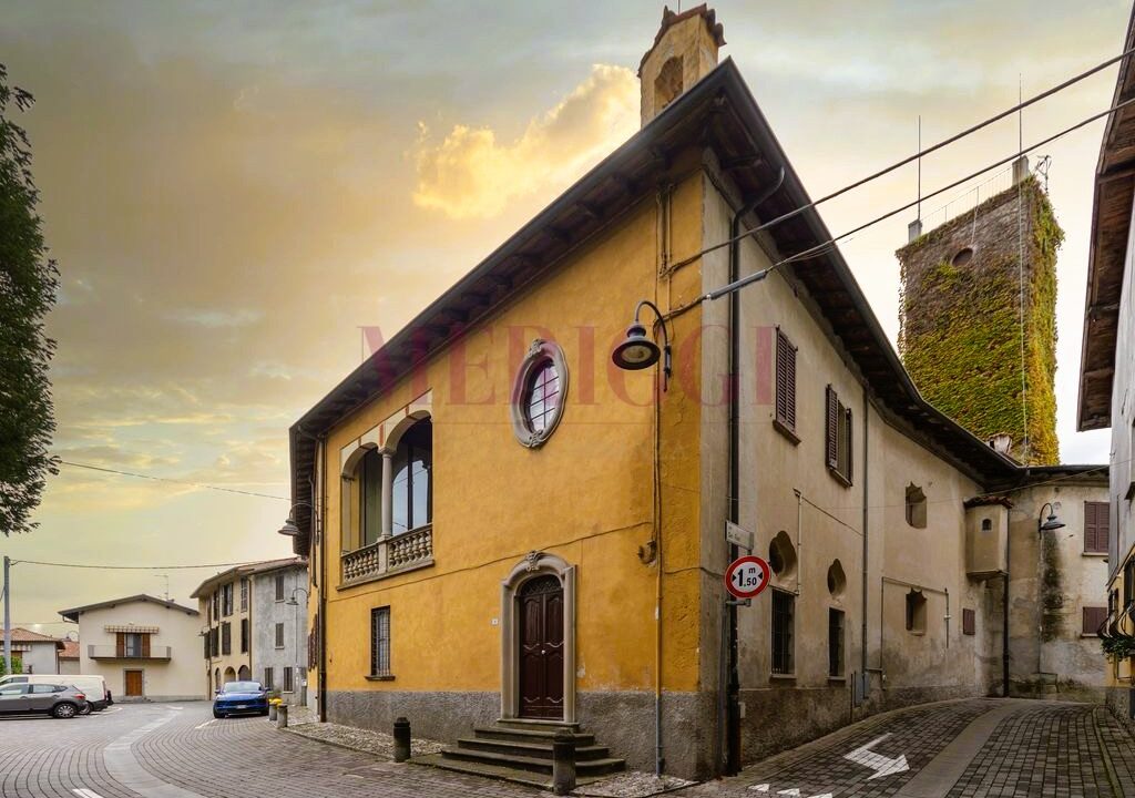 facciata esterna e torre - Brongio - vendita - palazzo fumagalli