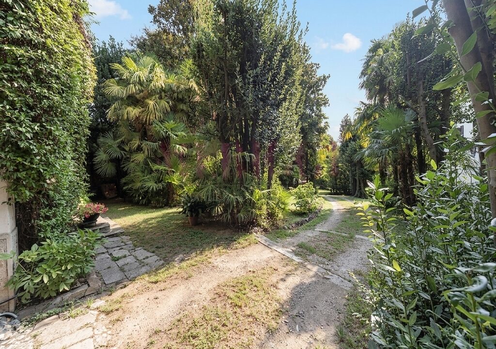 giardino con palme- villa bonacina - airuno - via Dante - meriggi