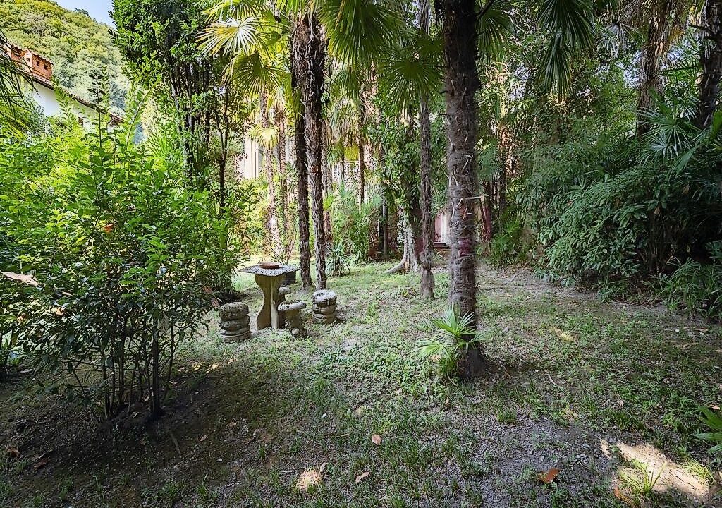giardino con tavolino e sedie- villa bonacina - airuno - via Dante - meriggi