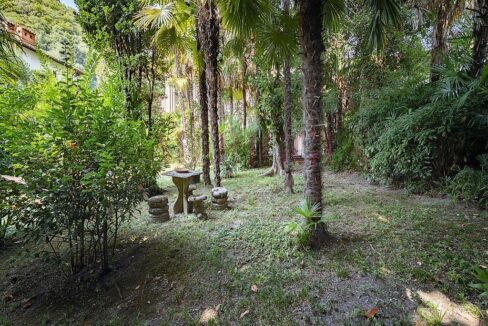 giardino con tavolino e sedie- villa bonacina - airuno - via Dante - meriggi