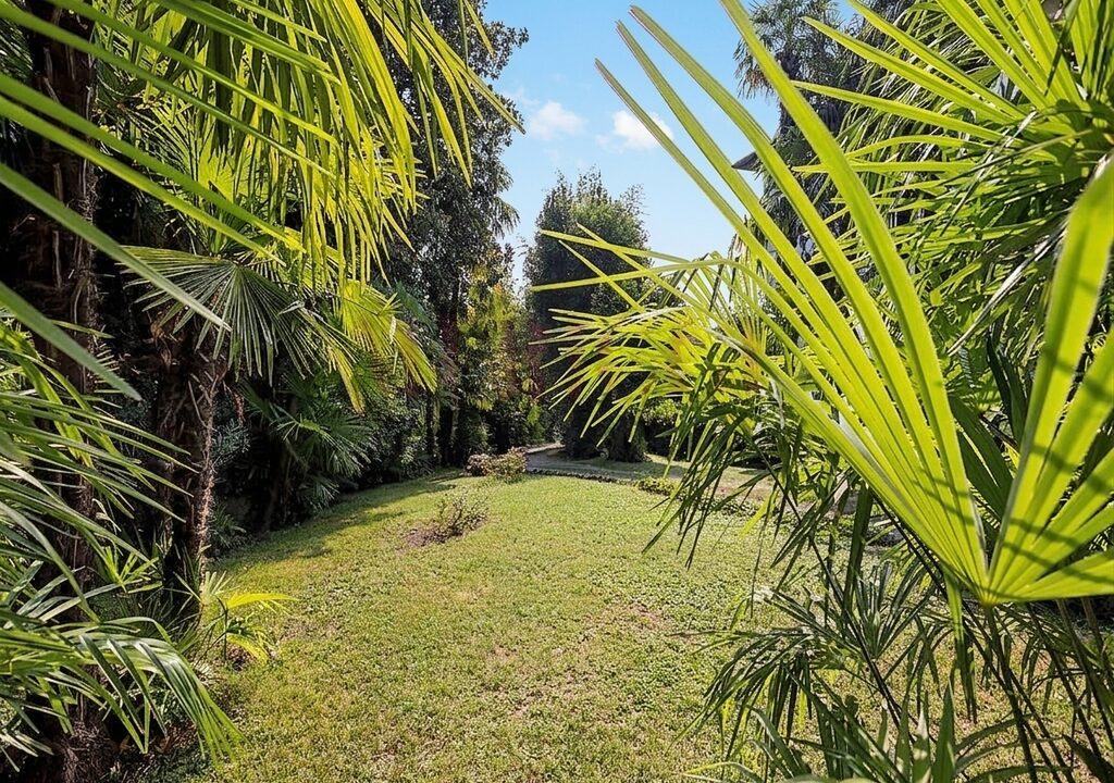 giardino e vista sul vialetto- villa bonacina - airuno - via Dante - meriggi