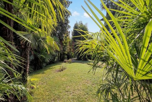 giardino e vista sul vialetto- villa bonacina - airuno - via Dante - meriggi