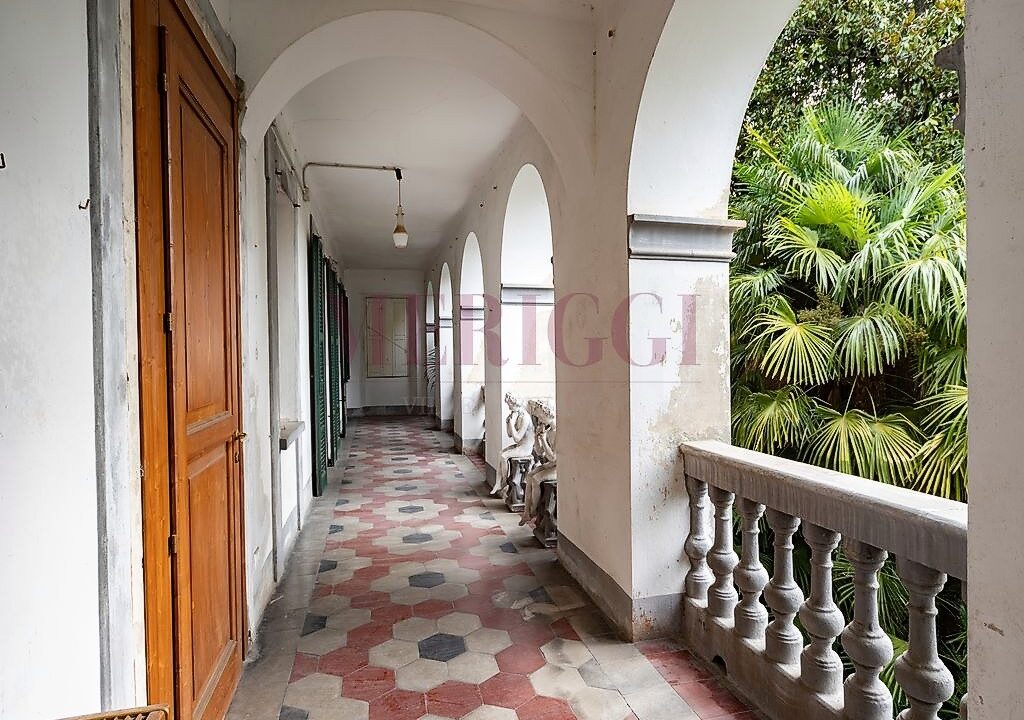 loggiato al primo piano- villa bonacina - airuno - via Dante - meriggi