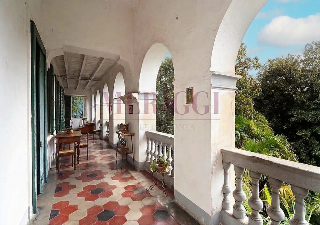 loggiato alsecondo piano- villa bonacina - airuno - via Dante - meriggi