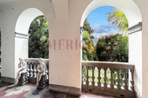 loggiato con statue- villa bonacina - airuno - via Dante - meriggi