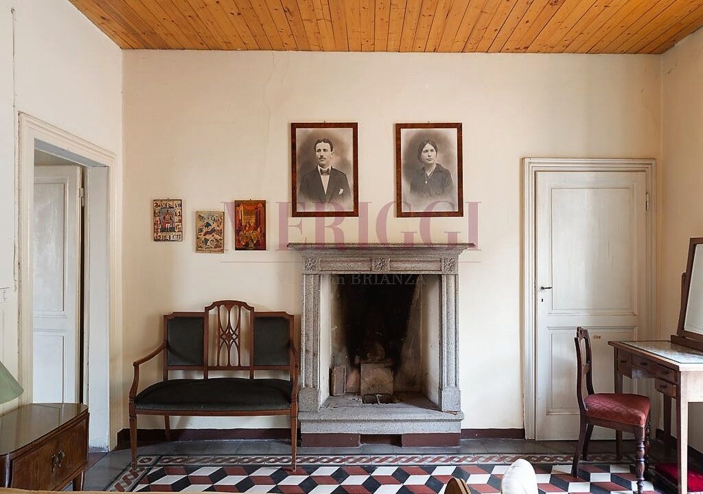 parete con camino e quadri- villa bonacina - airuno - via Dante - meriggi