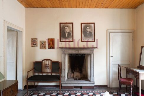 parete con camino e quadri- villa bonacina - airuno - via Dante - meriggi