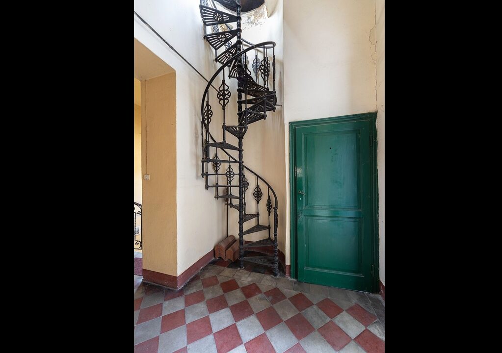 scala a chiocciola in ferro battuto- villa bonacina - airuno - via Dante - meriggi