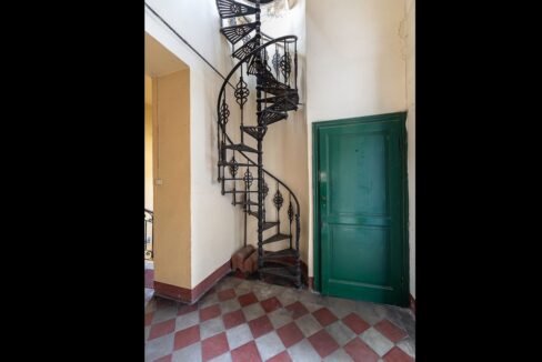 scala a chiocciola in ferro battuto- villa bonacina - airuno - via Dante - meriggi