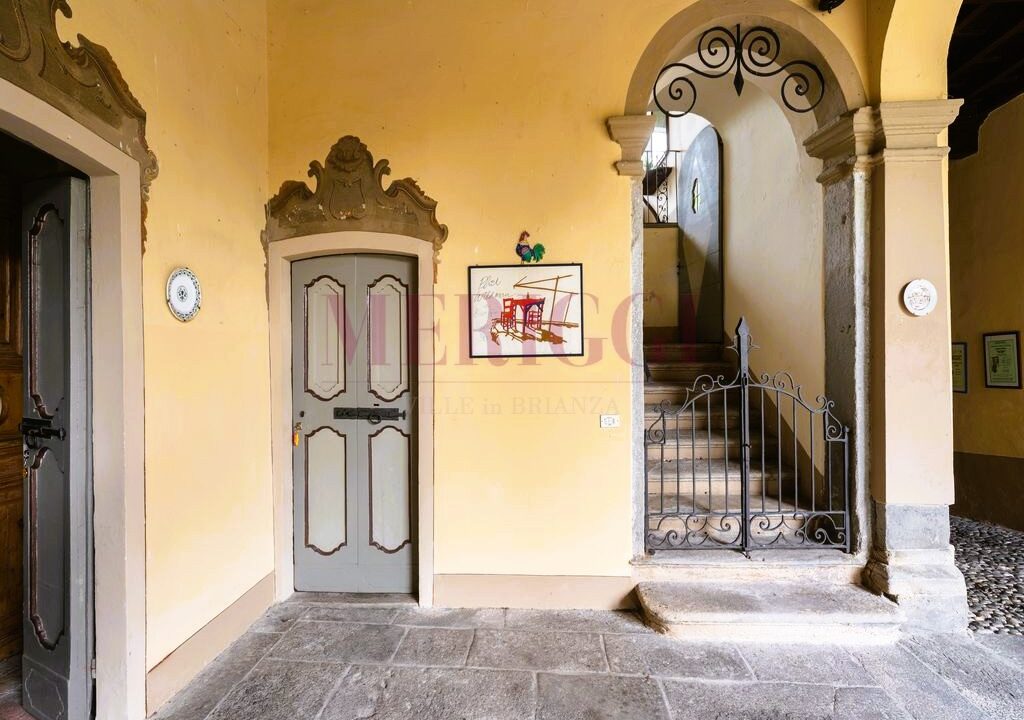 scale e porta a piano terra - Brongio - vendita - palazzo fumagalli