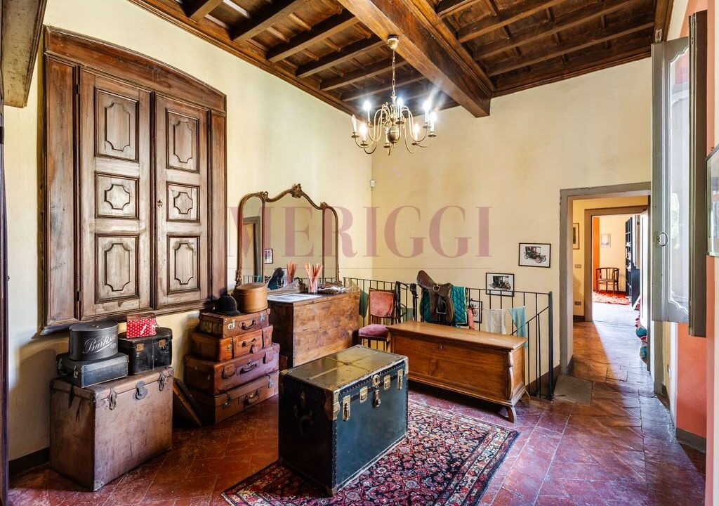 stanza con valigie - Brongio - vendita - palazzo fumagalli