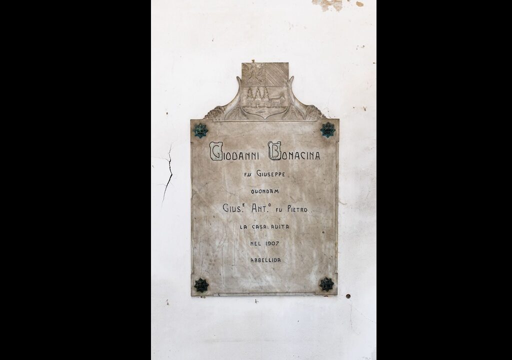 targa commemorativa in marmo- villa bonacina - airuno - via Dante - meriggi