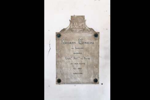 targa commemorativa in marmo- villa bonacina - airuno - via Dante - meriggi