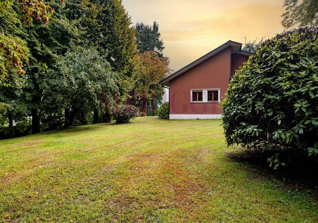 facciata e giardino ovest - brongio - piazza fumagalli - vendita villa - meriggi