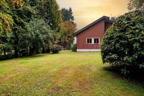 facciata e giardino ovest - brongio - piazza fumagalli - vendita villa - meriggi