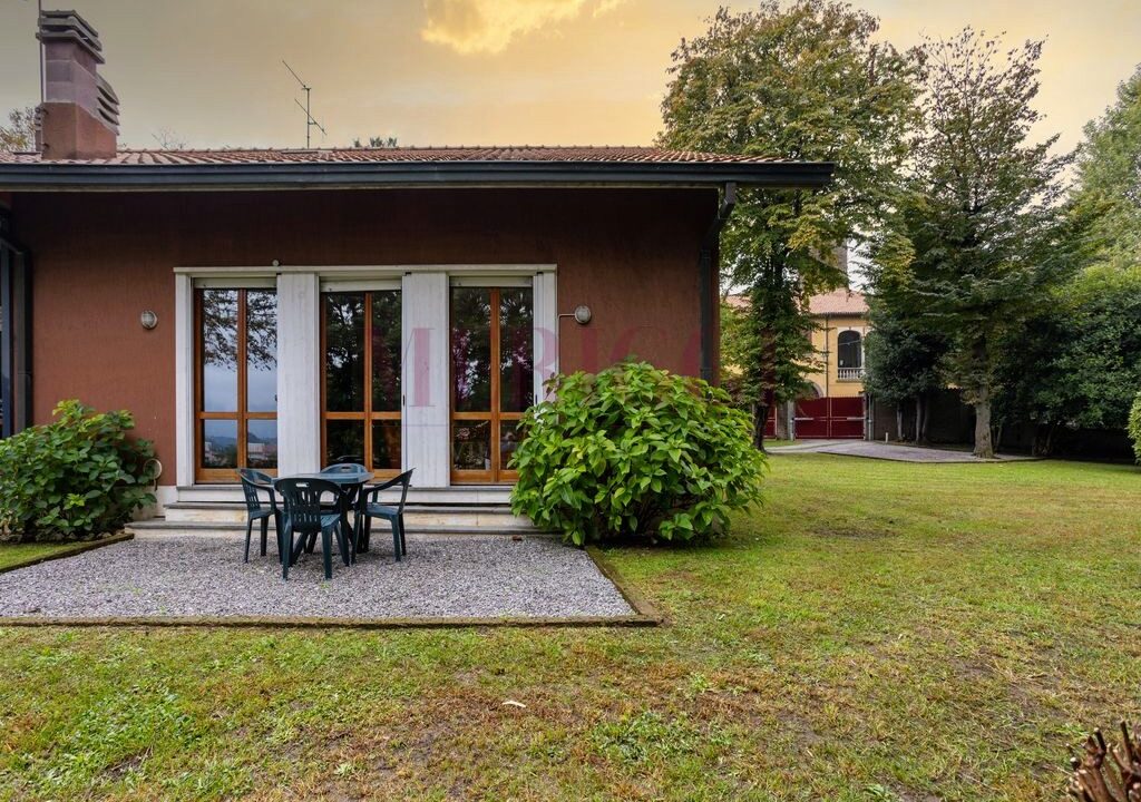facciata e spazio esterno - brongio - piazza fumagalli - vendita villa - meriggi