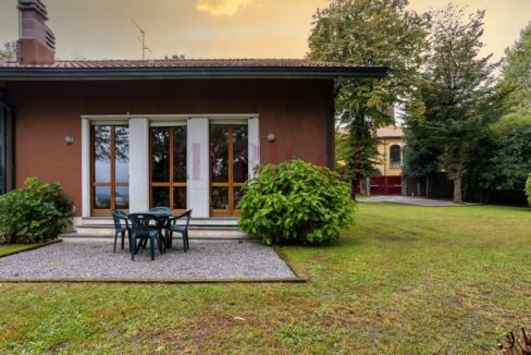 facciata e spazio esterno - brongio - piazza fumagalli - vendita villa - meriggi