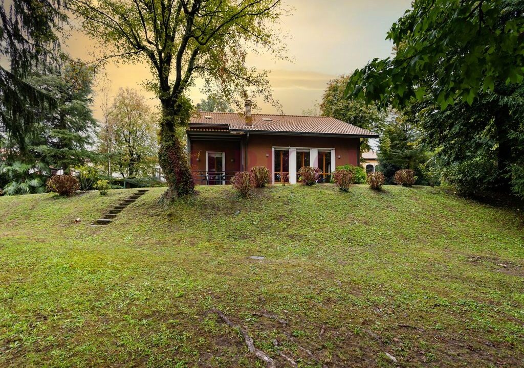 facciata nord e giardino - brongio - piazza fumagalli - vendita villa - meriggi