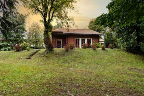 facciata nord e giardino - brongio - piazza fumagalli - vendita villa - meriggi