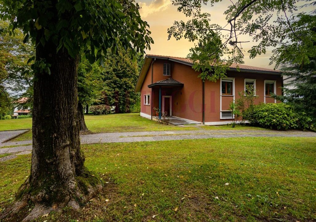 facciata sud e giardino - brongio - piazza fumagalli - vendita villa - meriggi