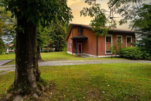 facciata sud e giardino - brongio - piazza fumagalli - vendita villa - meriggi