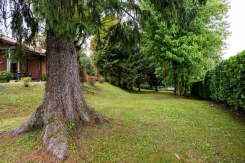 giardino e alberi a nord - brongio - piazza fumagalli - vendita villa - meriggi