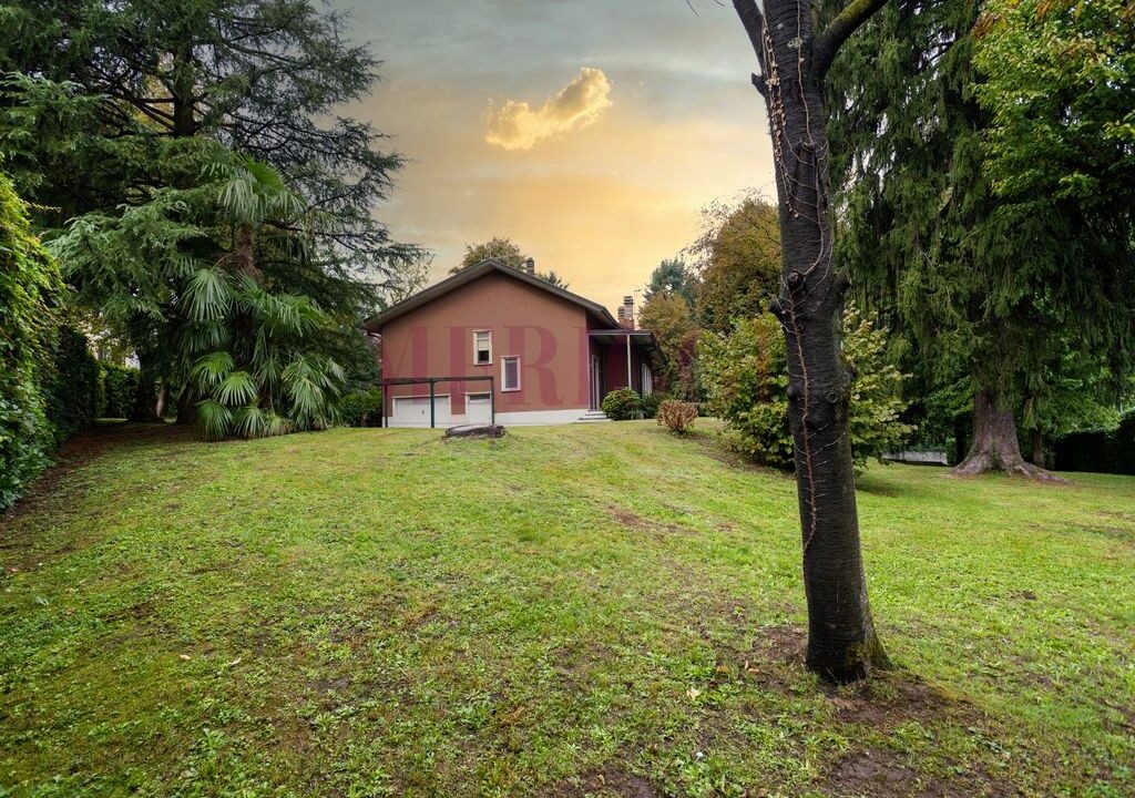 giardino e facciata est - brongio - piazza fumagalli - vendita villa - meriggi