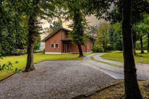 giardino e facciata ovest - brongio - piazza fumagalli - vendita villa - meriggi