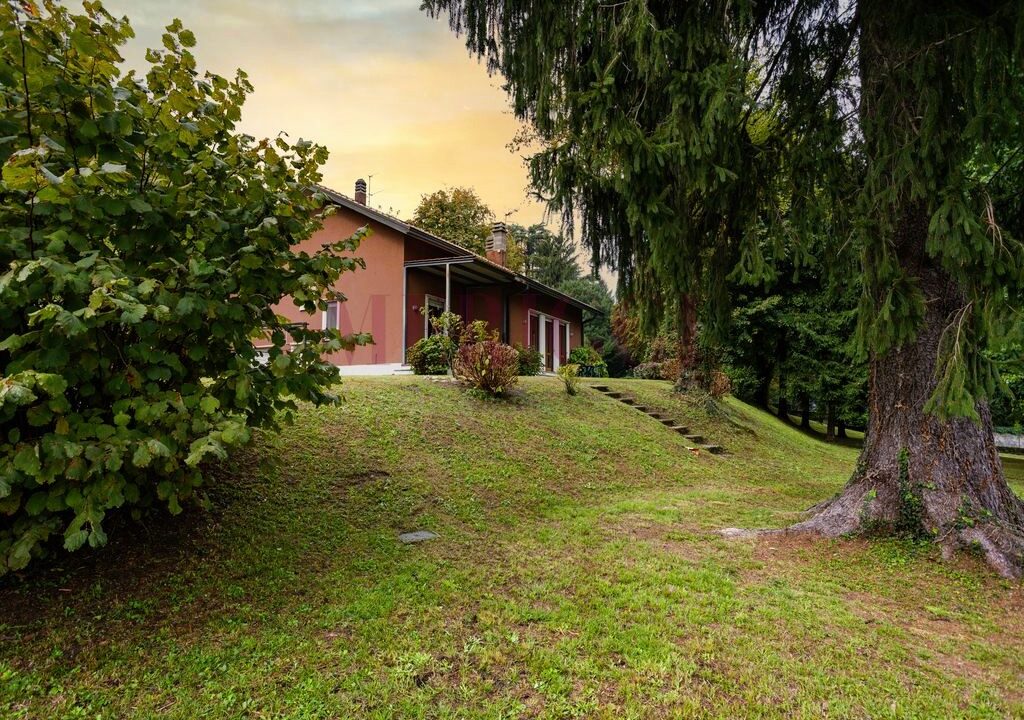 giardino lato nord - brongio - piazza fumagalli - vendita villa - meriggi