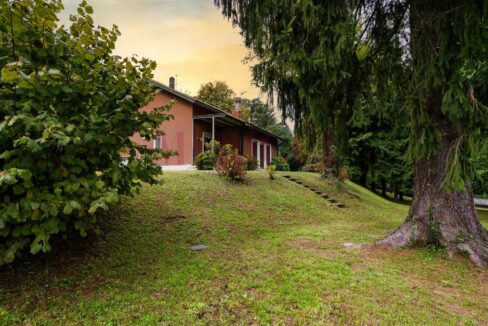 giardino lato nord - brongio - piazza fumagalli - vendita villa - meriggi