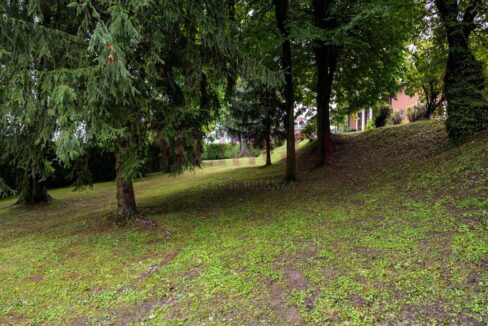 giardino scosceso a nord - brongio - piazza fumagalli - vendita villa - meriggi