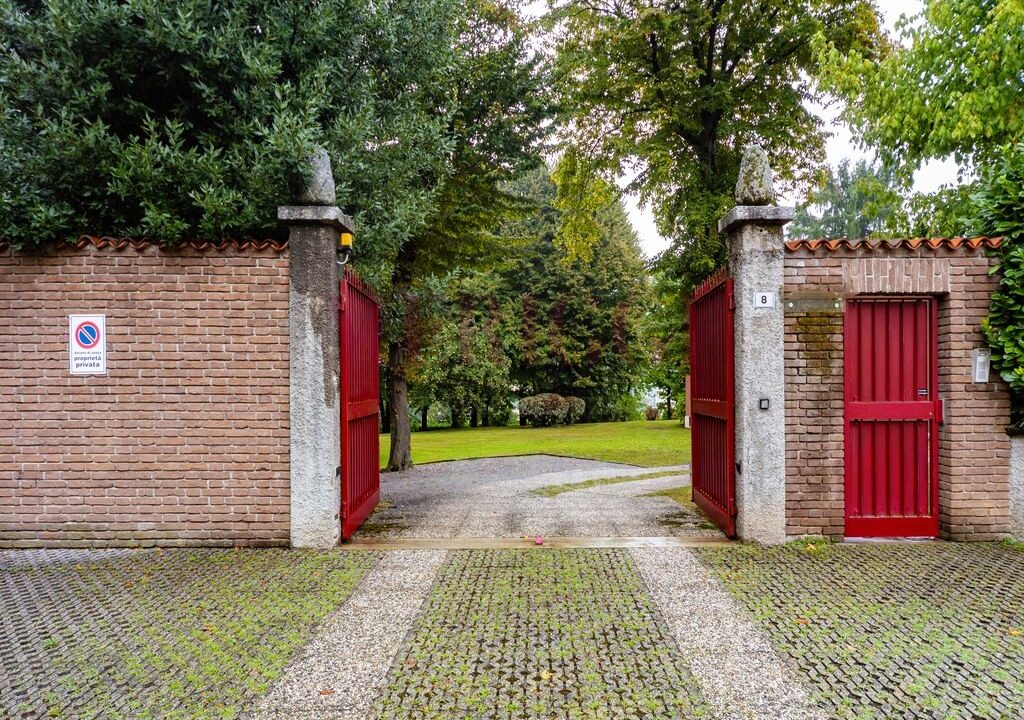 ingresso carraio - brongio - piazza fumagalli - vendita villa - meriggi