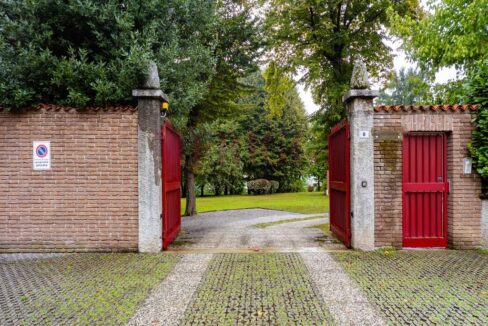 ingresso carraio - brongio - piazza fumagalli - vendita villa - meriggi
