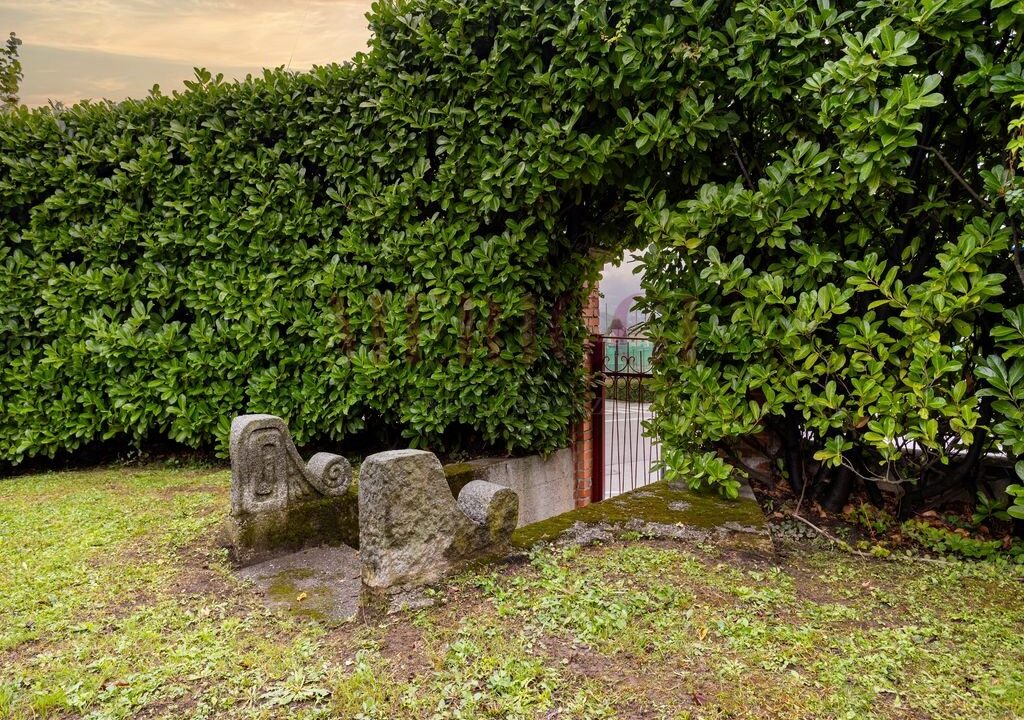 ingresso pedonale - brongio - piazza fumagalli - vendita villa - meriggi