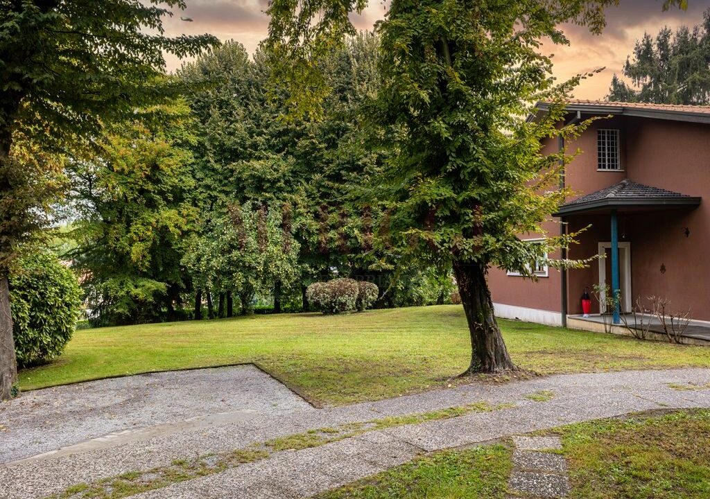 ingresso villa e giardino - brongio - piazza fumagalli - vendita villa - meriggi