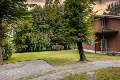 ingresso villa e giardino - brongio - piazza fumagalli - vendita villa - meriggi