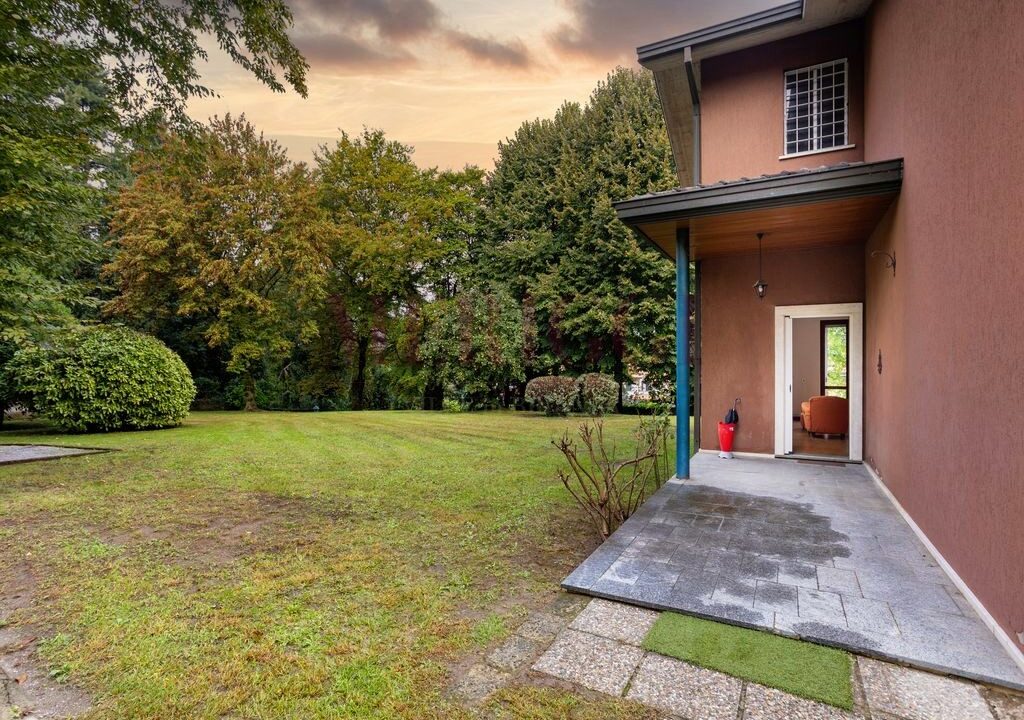 ingresso villa e portico - brongio - piazza fumagalli - vendita villa - meriggi