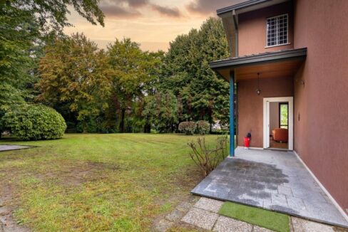 ingresso villa e portico - brongio - piazza fumagalli - vendita villa - meriggi