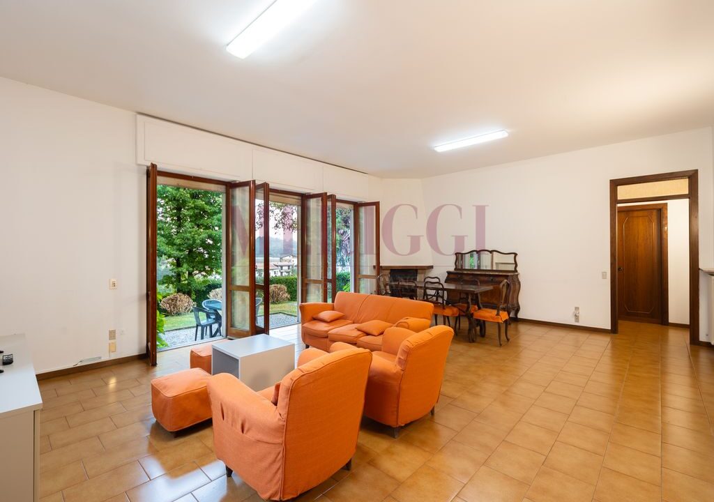 soggiorno e vista - brongio - piazza fumagalli - vendita villa - meriggi