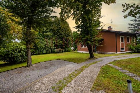 vialetto ingresso - brongio - piazza fumagalli - vendita villa - meriggi