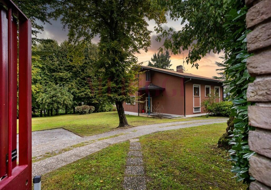 vista dal cancello pedonale - brongio - piazza fumagalli - vendita villa - meriggi